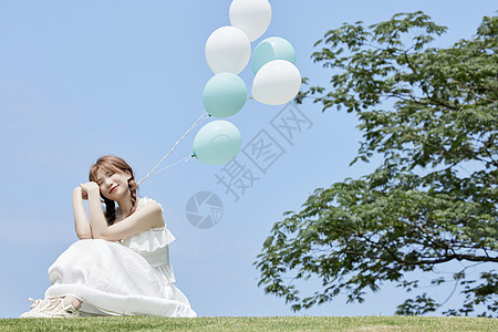 手拿气球的日系夏日美女背景图片