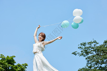 手拿气球的日系夏日美女图片