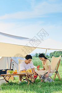 青年男女夏日户外露营吃西瓜图片