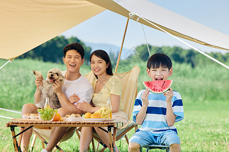 一家人夏日户外露营图片