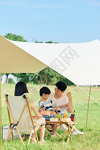 一家人夏日户外露营高清图片