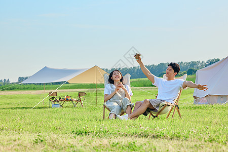 郊游情侣青年男女户外露营背景