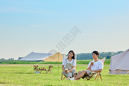 陪伴老人青年男女户外露营背景