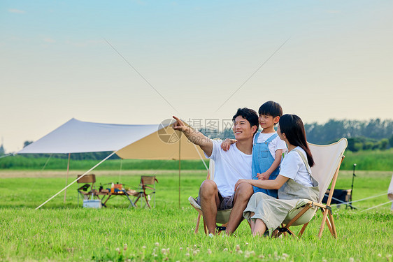 一家人夏日露营图片