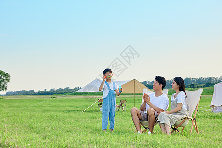 一家人夏日户外露营高清图片