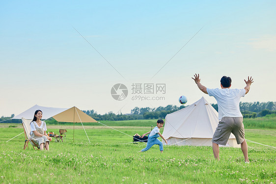 父亲陪伴孩子踢足球图片
