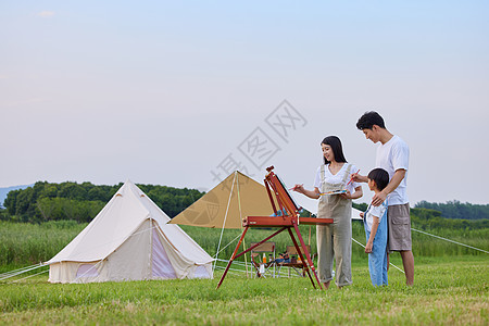 小孩写生一家人户外绘画写生背景