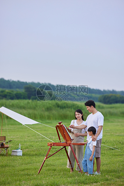 一家人户外绘画写生图片