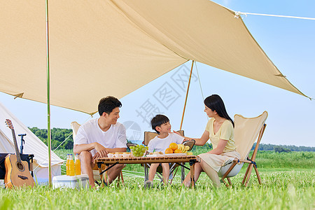 幸福一家人夏日户外露营图片