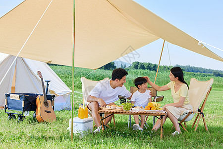 幸福一家人夏日户外露营图片