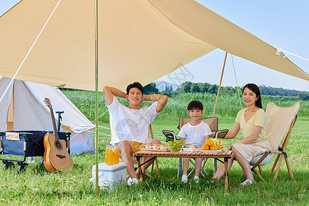 幸福一家人夏日户外露营图片