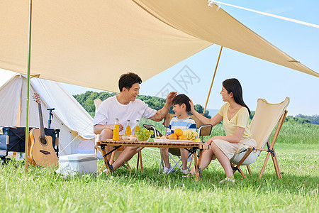 一家人野营幸福一家人夏日户外露营背景