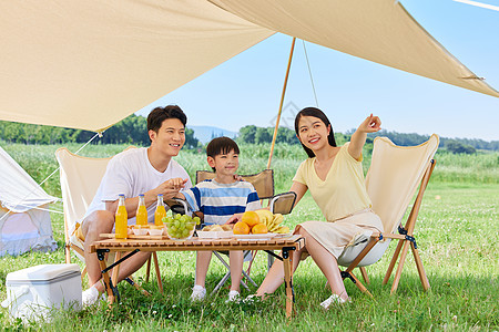 一家人野营幸福一家人夏日户外露营背景