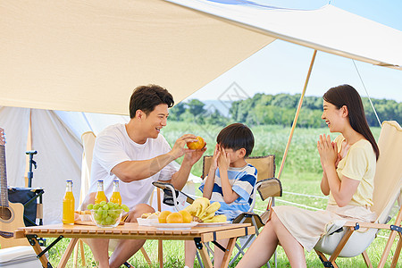 温馨一家幸福一家人夏日户外露营背景