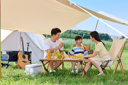 夏天幸福一家人夏日户外露营背景