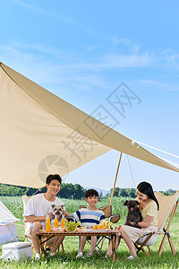 互动幸福一家人带着宠物狗户外露营背景