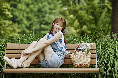 坐在长椅上的夏日美女图片