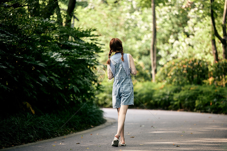 清新夏日美女背影图片