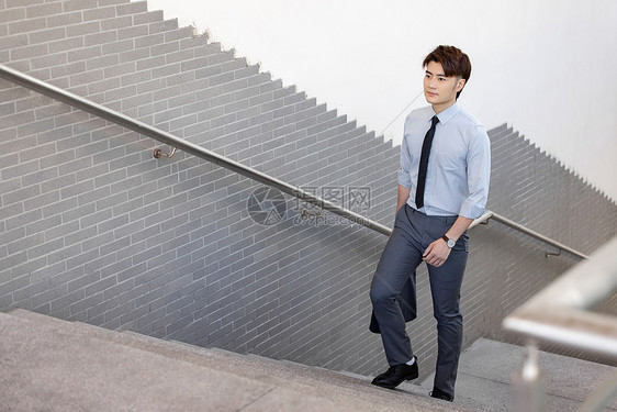 职场男性走楼梯上班图片