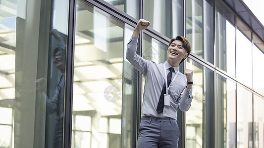 商务男性室外欢呼动作图片