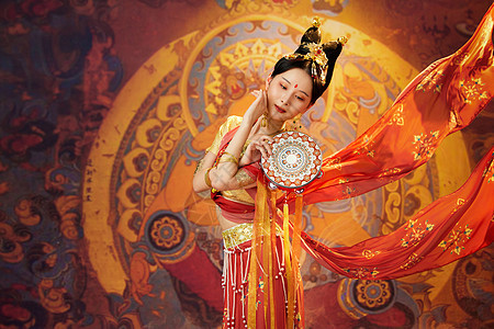 中国风敦煌美女手举风铃鼓跳舞图片