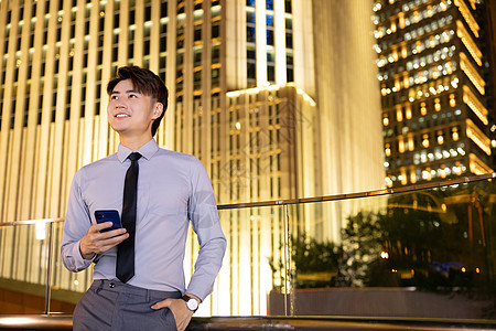 青年男性城市下班路上的商务男性背景