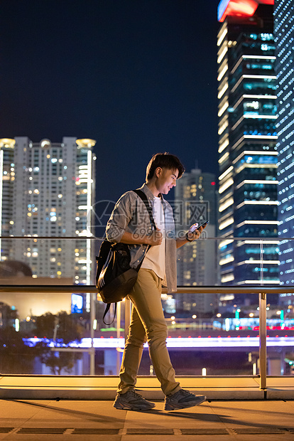 夜晚城市独自走路的男性图片