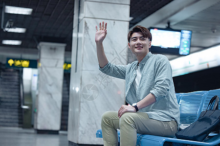 年轻男性在地铁站打招呼图片