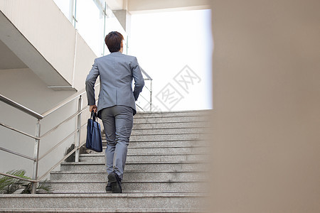 职场商务男性上班走楼梯图片
