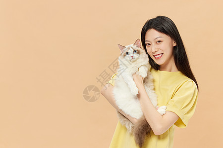 美女主人和宠物猫咪欢乐相伴图片