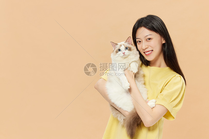 美女主人和宠物猫咪欢乐相伴图片