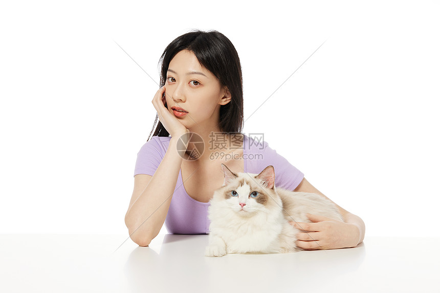 美女主人和宠物猫咪相伴图片