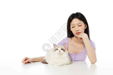 美女主人对宠物猫咪感到烦恼图片