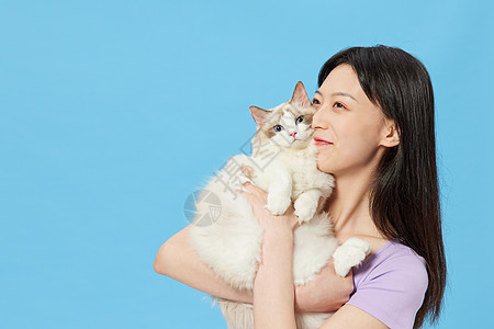 美女主人和宠物猫咪相伴图片