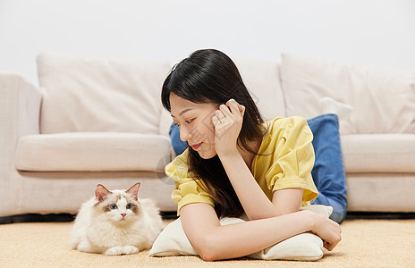 美女与宠物猫咪居家相伴图片