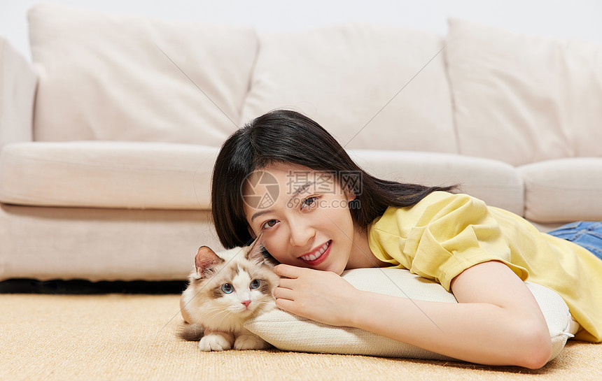 美女居家生活陪伴宠物猫咪图片