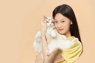 美女主人与猫咪的亲密合影图片