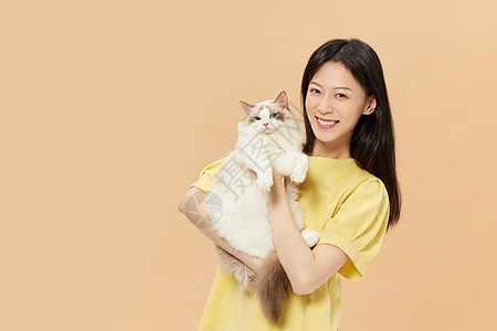 青年女性抱着宠物猫咪图片