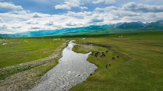 航拍5A景区新疆那拉提空中草原天然牧场图片