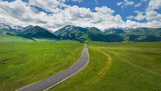 航拍5A景区新疆那拉提空中草原公路与天山山脉图片