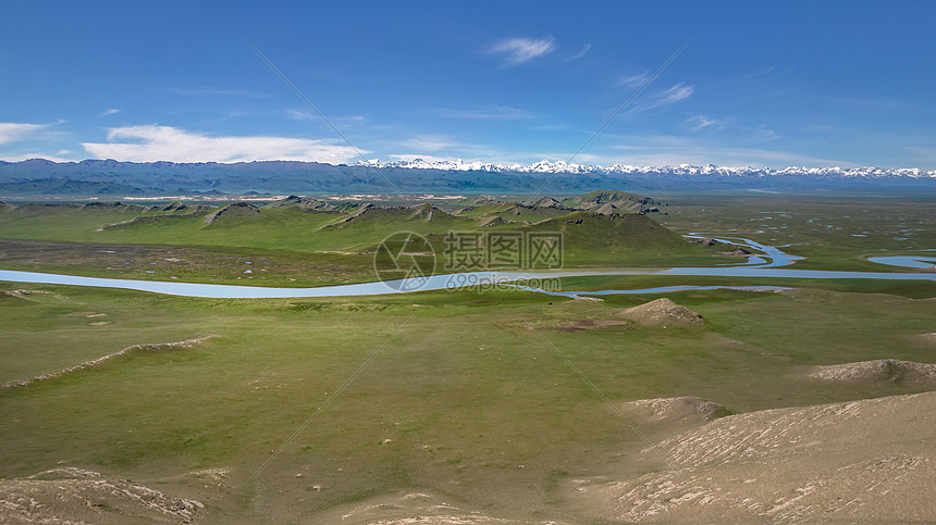5A景点新疆巴音布鲁克草原蜿蜒的河流与草原湿地图片