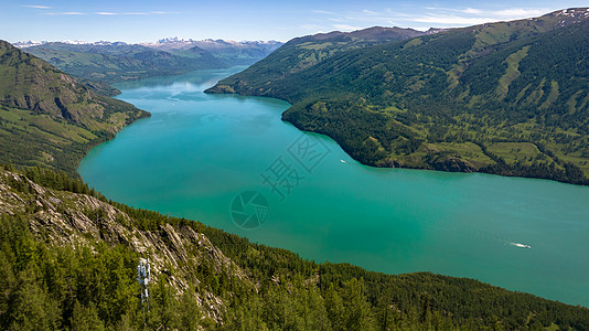 航拍山航拍5A景区新疆阿勒泰喀纳斯蜿蜒的喀纳斯湖背景