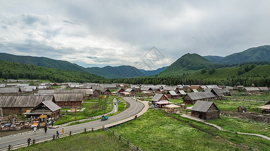 航拍山5A景点航拍新疆阿勒泰禾木村木屋与街景背景