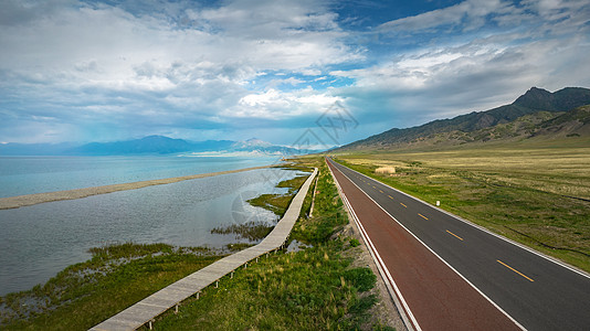 5A景区航拍新疆赛里木湖景区公路图片