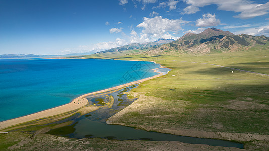 旅游的风景5A景区航拍新疆赛里木湖景区蓝色湖泊与天山山脉背景