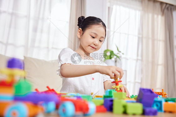 小女孩一个人在家玩积木图片