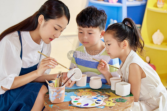 美女老师教儿童陶艺课图片