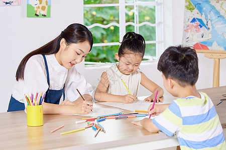 美术老师教小朋友画儿童画背景图片