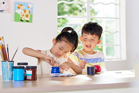 儿童艺术班小女孩在陶罐上认真作画背景