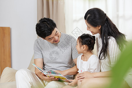 父母孩子学习父母在家给女儿念书背景